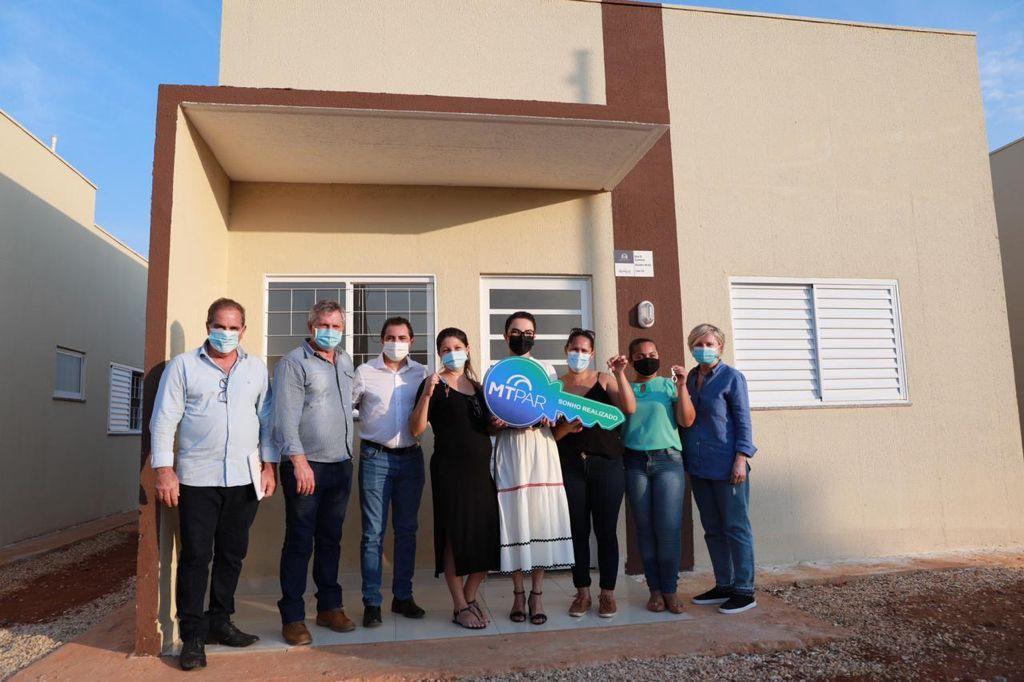 Primeira-dama de MT é homenageada por vereadores e novas unidades habitacionais recebem nome de sua mãe