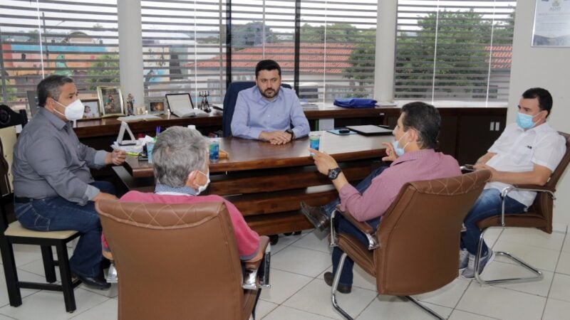 PREFEITO RECEBE LIDERANÇAS PARA FALAR SOBRE EMENDAS PARA SAÚDE E EDUCAÇÃO
