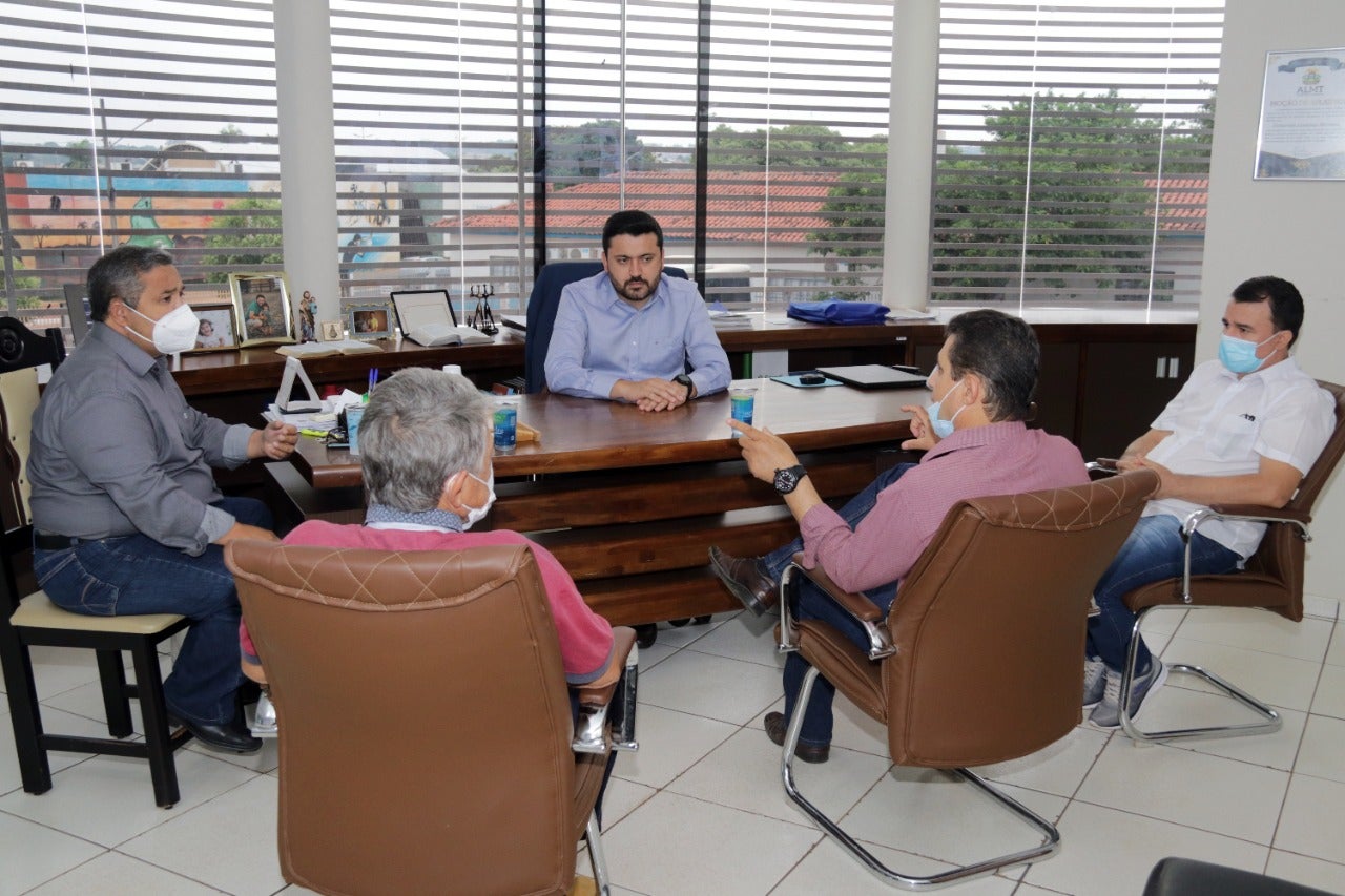 PREFEITO RECEBE LIDERANÇAS PARA FALAR SOBRE EMENDAS PARA SAÚDE E EDUCAÇÃO