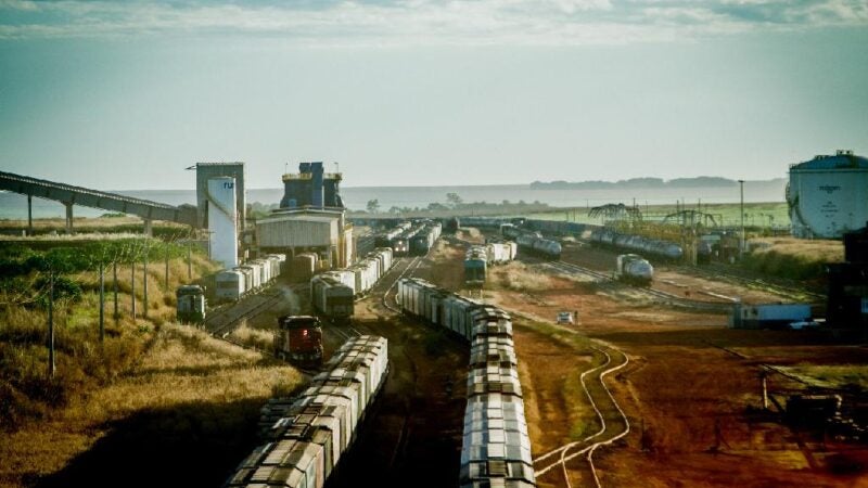 Governo assina contrato para construção da 1ª Ferrovia Estadual de MT