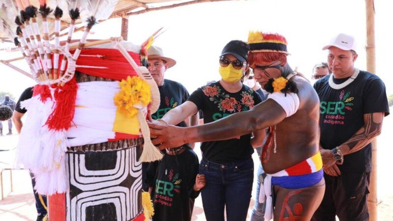 Primeira-dama Virginia Mendes participa de ritual Kuarup em homenagem ao cacique Aritana
