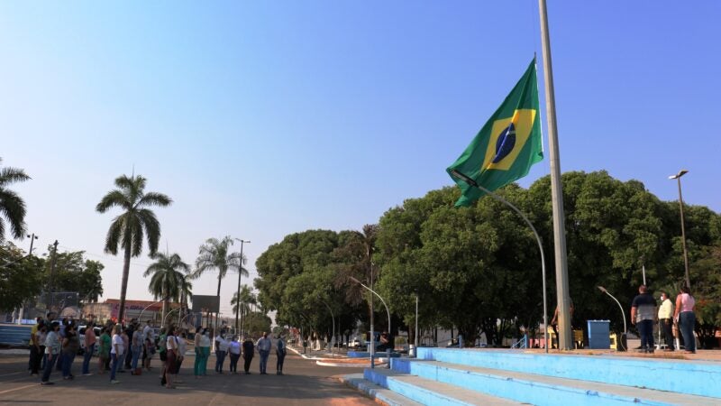 Secretaria de Educação realiza ato cívico do hasteamento da bandeira dando início à semana da pátria