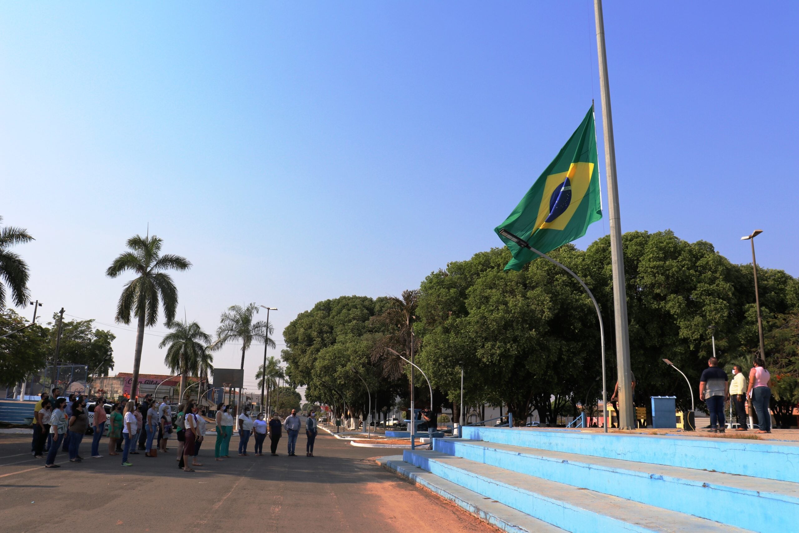 Secretaria de Educação realiza ato cívico do hasteamento da bandeira dando início à semana da pátria