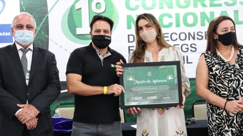 Claudinei homenageia a deputada Paula Belmonte por fortalecer as Feconsegs e os Consegs do país