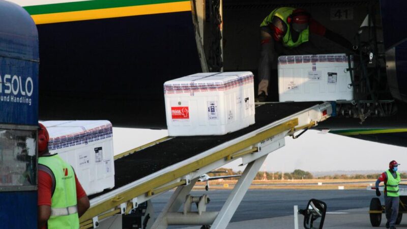 Mato Grosso recebe 97.800 doses de vacina contra a Covid-19 neste sábado (18)