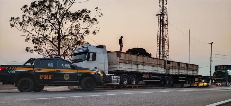 PRF apreende madeira transportada de forma irregular
