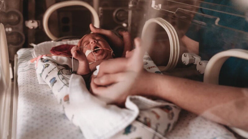 Voz da mãe pode diminuir dores em bebês prematuros, diz estudo