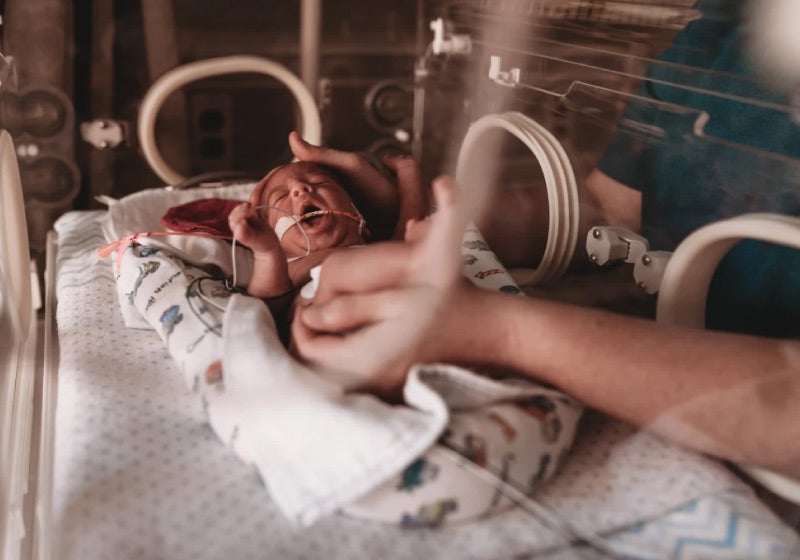 Voz da mãe pode diminuir dores em bebês prematuros, diz estudo