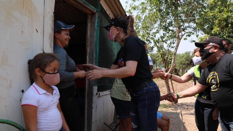 Primeira-dama de MT entrega 230 cestas básicas a famílias ribeirinhas na região do Pantanal