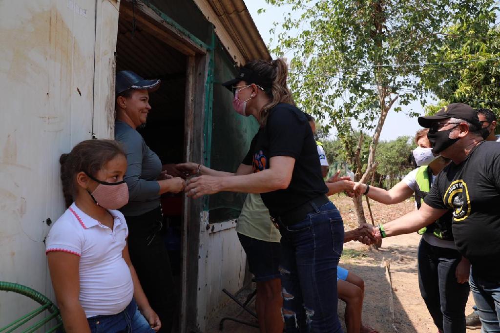 Primeira-dama de MT entrega 230 cestas básicas a famílias ribeirinhas na região do Pantanal