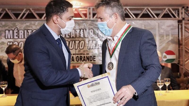 Governador recebe medalha: “Temos compromissos assumidos com Várzea Grande e vamos honrar todos eles”