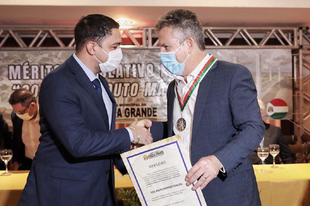 Governador recebe medalha: “Temos compromissos assumidos com Várzea Grande e vamos honrar todos eles”