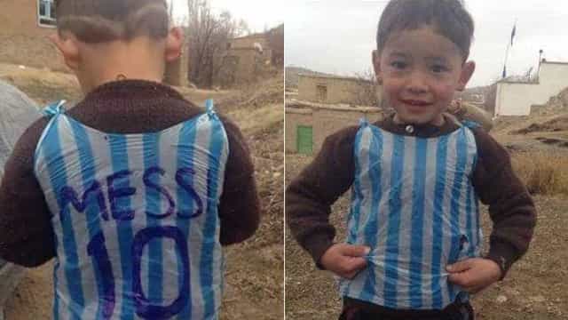 Menino afegão famoso pela camisa de plástico do Messi escondido em Cabul