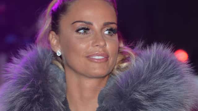 Modelo Katie Price é presa e hospitalizada após acidente de carro
