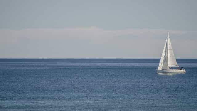Barco naufraga no litoral norte de SP; pescador está desaparecido