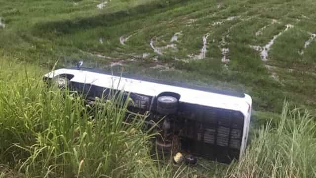 Acidente envolvendo micro-ônibus de time de vôlei deixa três mortos em SC