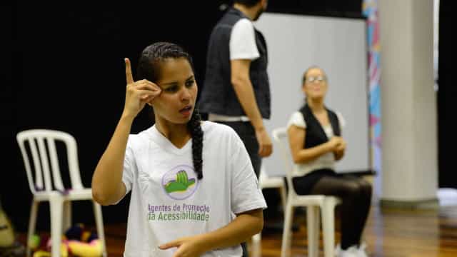 Surdos defendem Libras como segundo idioma oficial do Brasil