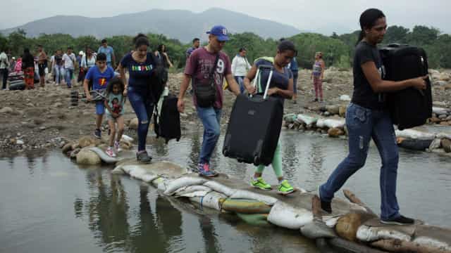 Número de refugiados venezuelanos desabrigados explode na fronteira brasileira