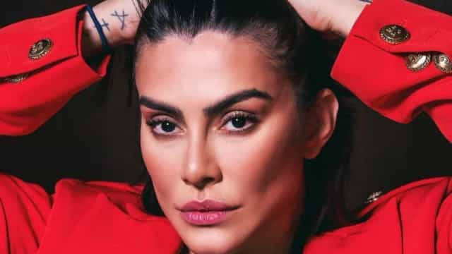Cleo Pires posta foto nua e recebe elogios dos internautas