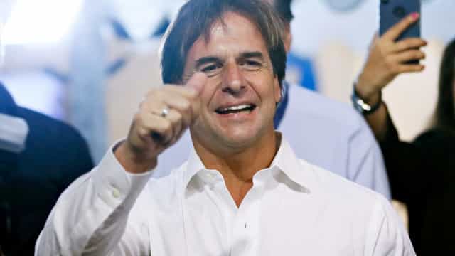 Em meio a debate, 2 líderes mundiais já tomaram 3ª dose da vacina