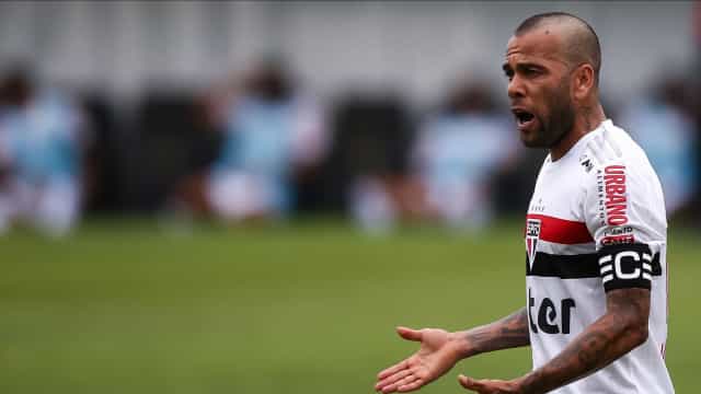 São Paulo rescinde contrato de Daniel Alves e parcela dívida em 5 anos