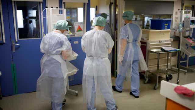 França começa a suspender enfermeiro que não se vacina contra Covid
