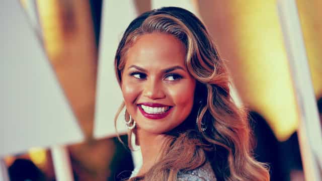 Chrissy Teigen diz que fez bichectomia para afinar o rosto
