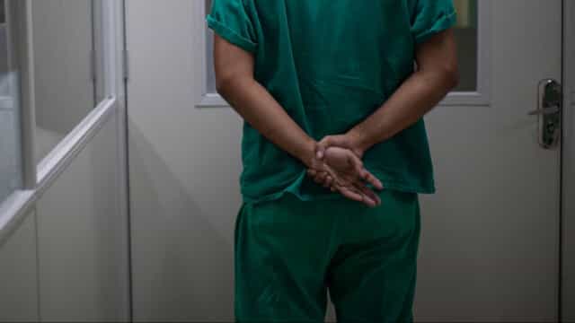 Médico do Corinthians é condenado a indenizar paciente por uso de técnica indevida