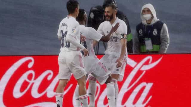 Com 3 de Benzema e um de Vinicius Jr., Real Madrid goleia em retorno ao Bernabéu