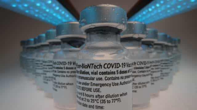 Pfizer sai na frente para terceira dose contra Covid e aposta em vacinação frequente