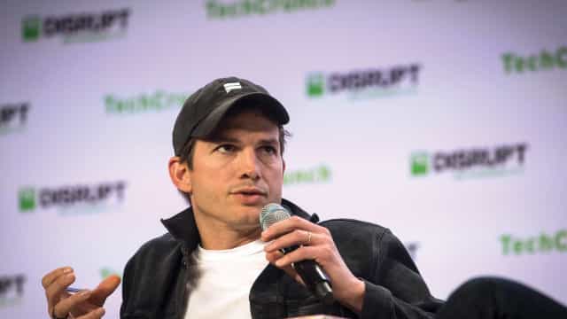 Multidão para Ashton Kutcher: "Vai tomar banho"