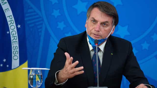 Combustível: Bolsonaro leva briga com governadores ao STF e pede mudança no ICMS