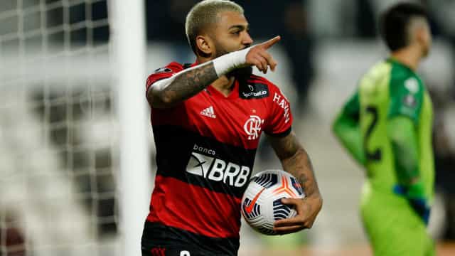 "Tenho mesma liberdade no Flamengo e na seleção", diz Gabigol após críticas