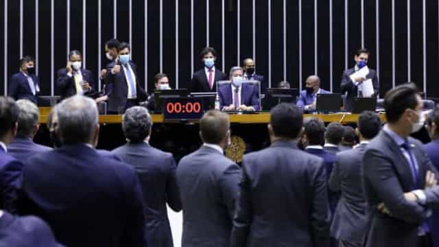 Câmara aprova texto-base da reforma do IR com apoio da oposição