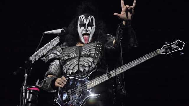 Gene Simmons testa positivo para Covid e Kiss adia turnê