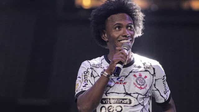 Willian recebe a 10 do Corinthians em festa de aniversário e explica retorno ao Brasil