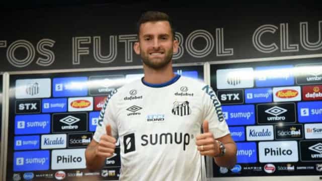 Léo Baptistão diz que Diniz pesou em decisão de acertar com o Santos