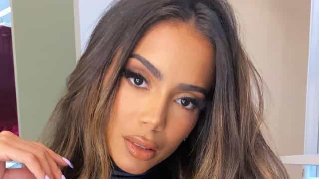 Anitta sensualiza na web e recebe elogios de estrelas
