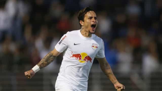 Tite chama atacante Artur, do Bragantino, para completar seleção brasileira