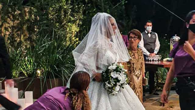Viviane Araujo se casa com vestido modelo princesa bordado em cristais