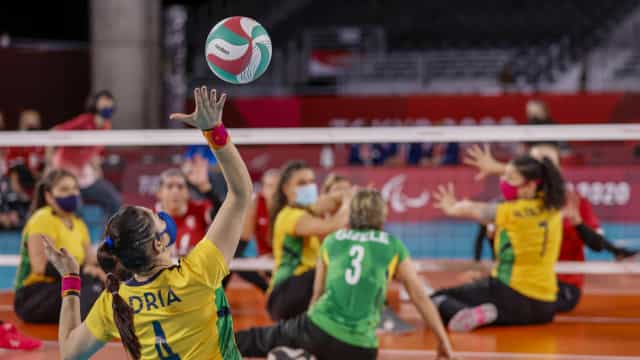 Brasil bate Canadá e fica com bronze no vôlei sentado na Paralimpíada