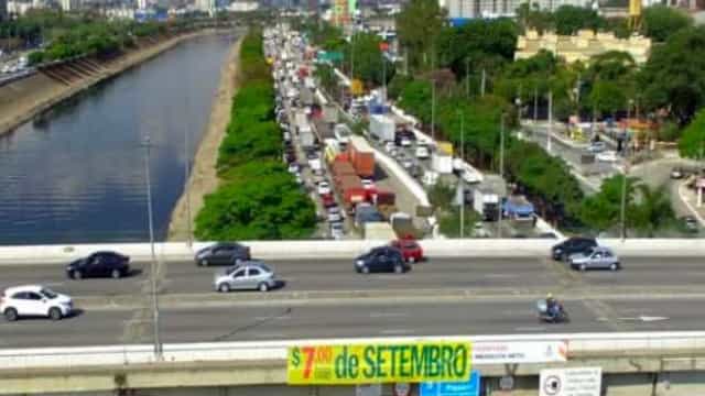 Gasolina a R$ 7 vira trocadilho com 7 de setembro em faixas no Rio, SP e Brasília