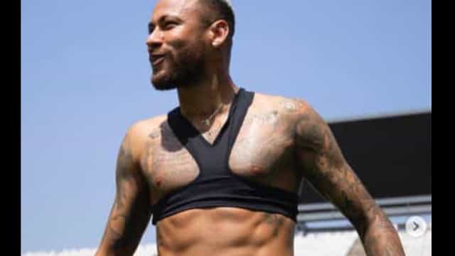 Neymar posta foto mostrando ‘tanquinho’ para rebater críticos sobre seu peso