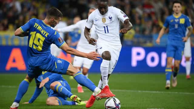 França empata de novo, mas lidera grupo nas Eliminatórias; Holanda goleia