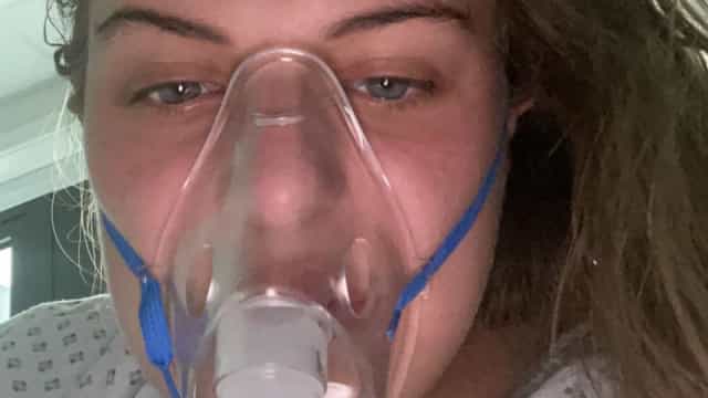 Jovem infectada apelou à vacinação e foi acusada de ser atriz