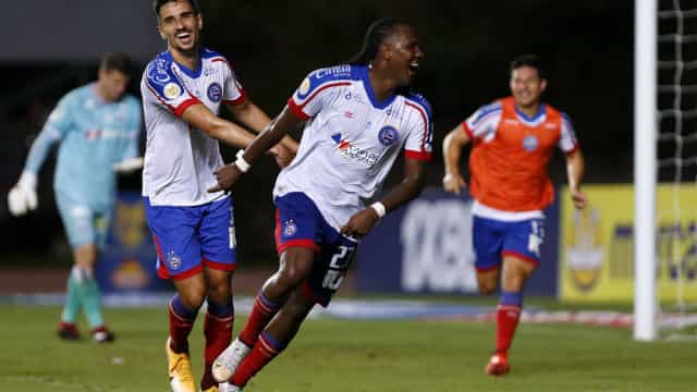 Rodallega marca 4 gols, Bahia derrota Fortaleza em casa e afasta crise