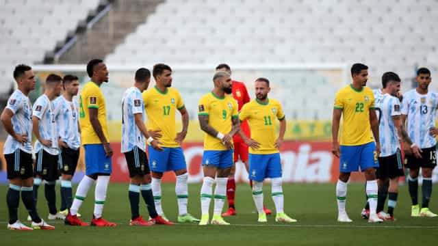 Agentes da Anvisa entram em campo, e Brasil x Argentina é interrompido