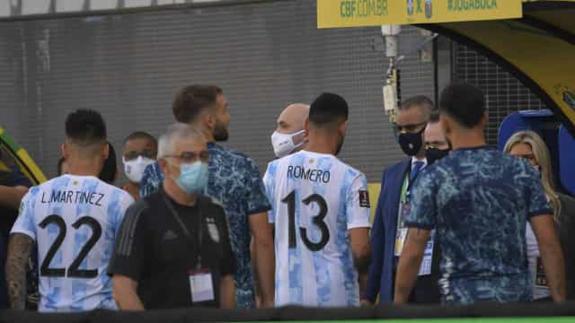‘Escândalo’ e ‘papelão’; veja repercussão da mídia argentina sobre suspensão de jogo com Brasil