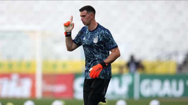 Argentinos Martínez e Buendia voltam à Inglaterra via Croácia evitando quarentena