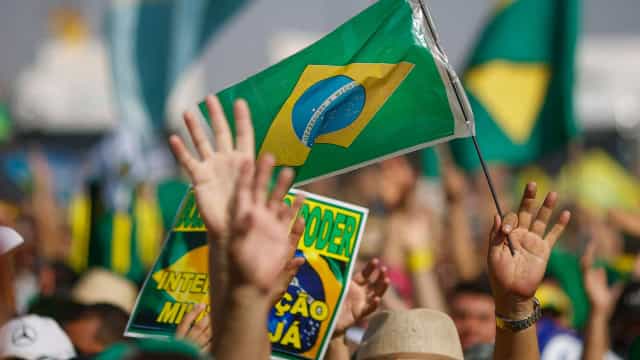 Manifestantes bolsonaristas tentam invadir o Ministério da Saúde